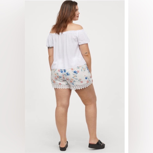 Plus- size Shorts with Lace - Picture 5 of 7
